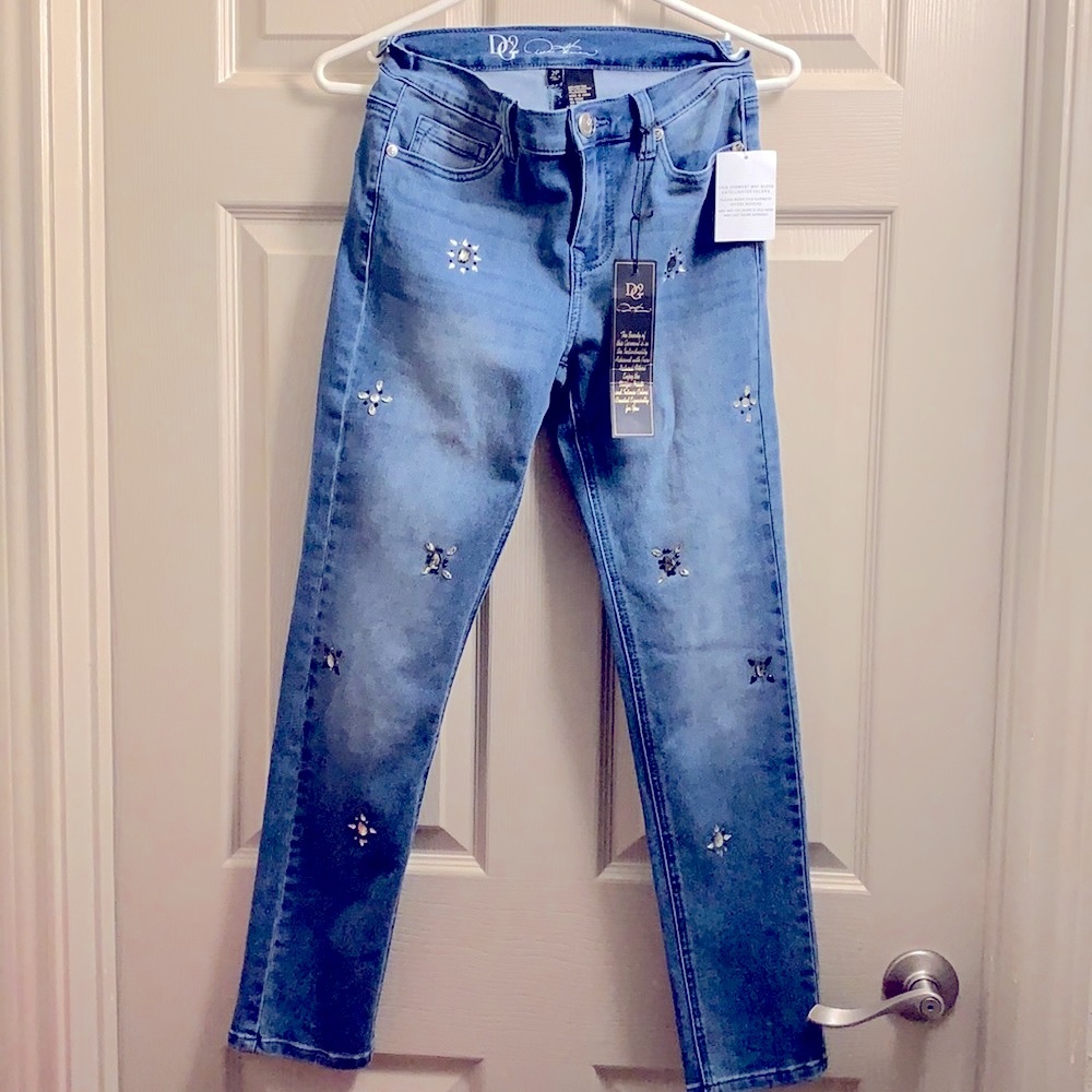 NWT DG2 Jeans Denim with embellishments. Brand New 2